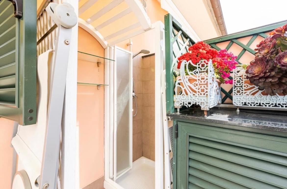 Appartement La Casa Al Mare Centro Storico Di Loano Con Garage Extérieur photo